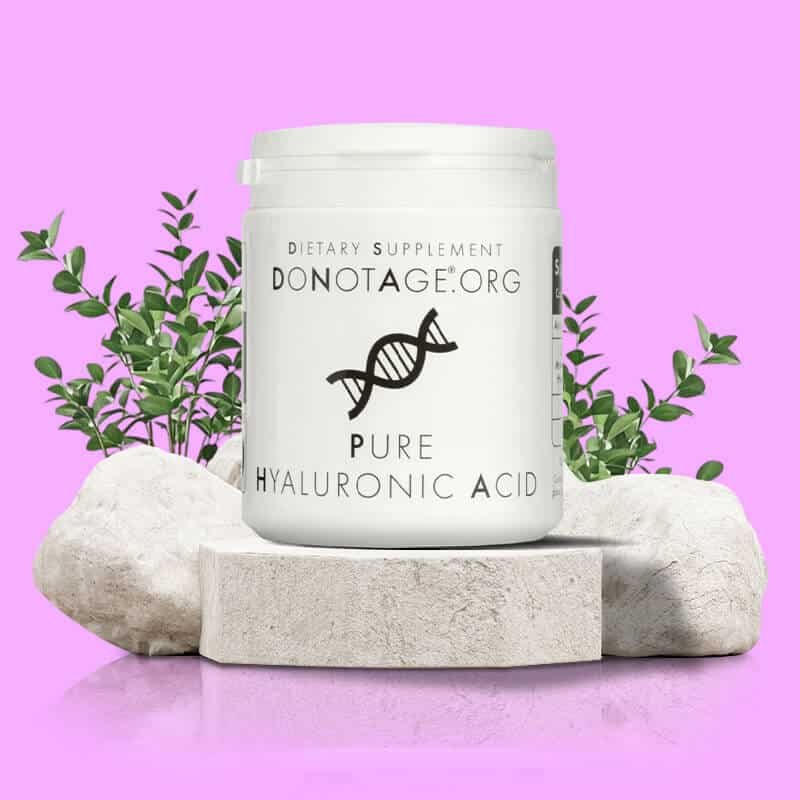 DoNotAge Pure Hyaluronic Acid – pakuotė iš priekio ant akmens DoNotAge Pure Hyaluronic Acid – pakuotė iš priekio ant akmens