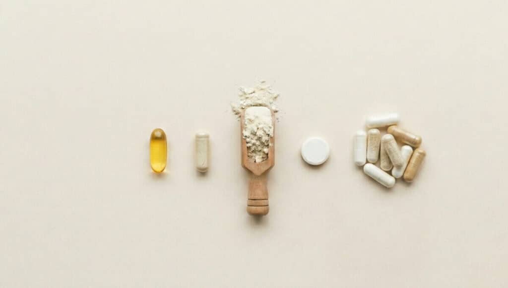 Ilgaamžiškumo papildai pradedantiesiems 2026 – minimalistinis papildų vaizdas